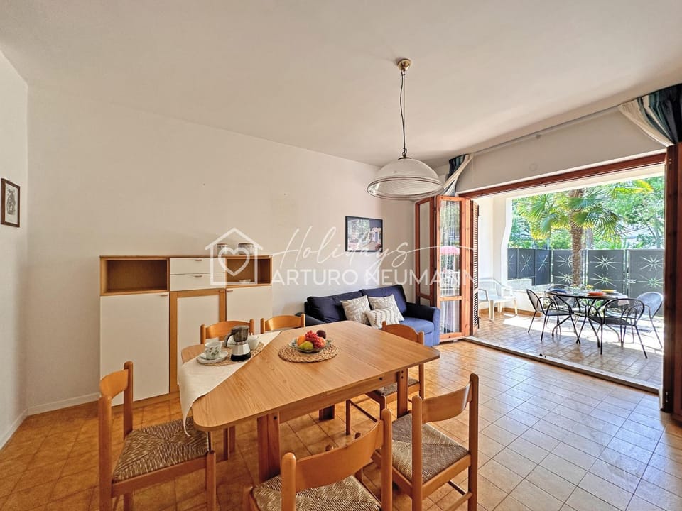 Day, Living room, Seating area