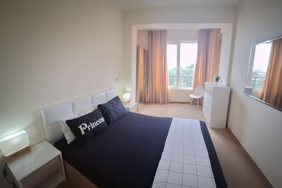 Bed, Photo of the whole room, Seating area, Bedroom