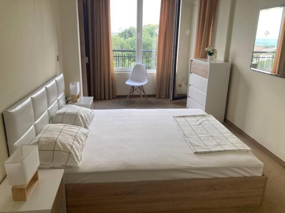 Bed, Photo of the whole room, Seating area, Bedroom