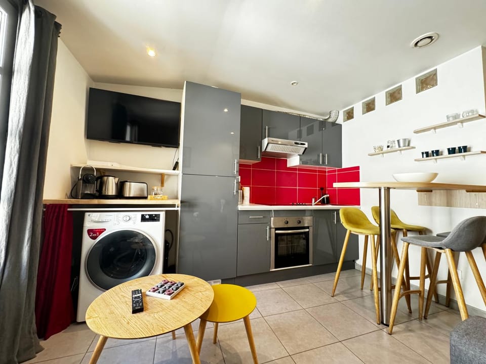 Coffee/tea facilities, Living room, Seating area, Dining area, stove, toaster, washing machine