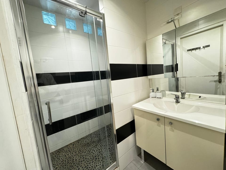 Shower, Bathroom, towels