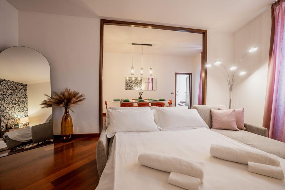 Bed, Living room, Lounge or bar, Seating area, Dining area