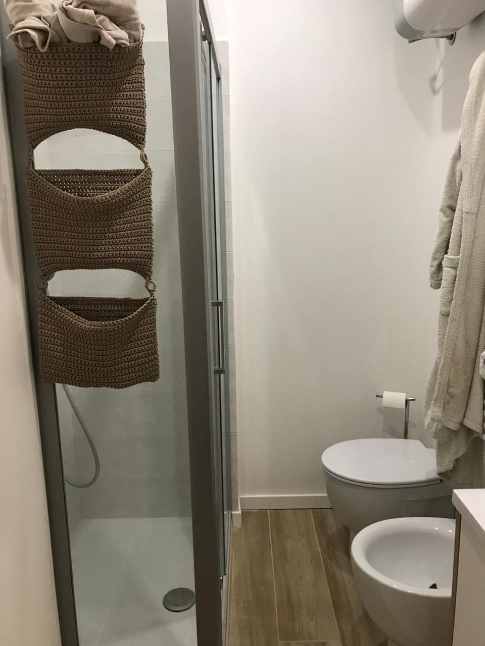 Shower, Toilet, towels