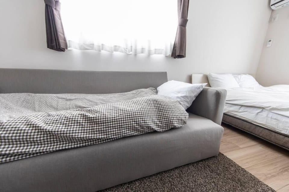 Bed, Living room