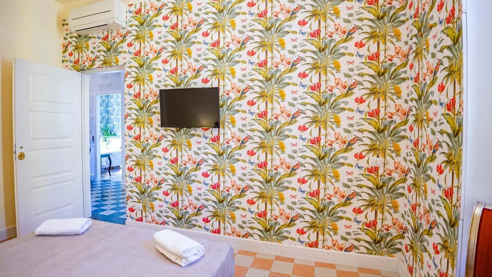 Bed, TV and multimedia, Photo of the whole room, Bedroom, towels, air conditioner