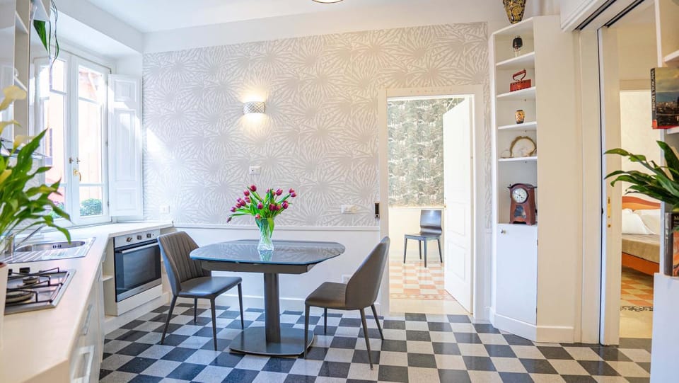 Kitchen or kitchenette, Seating area, Dining area