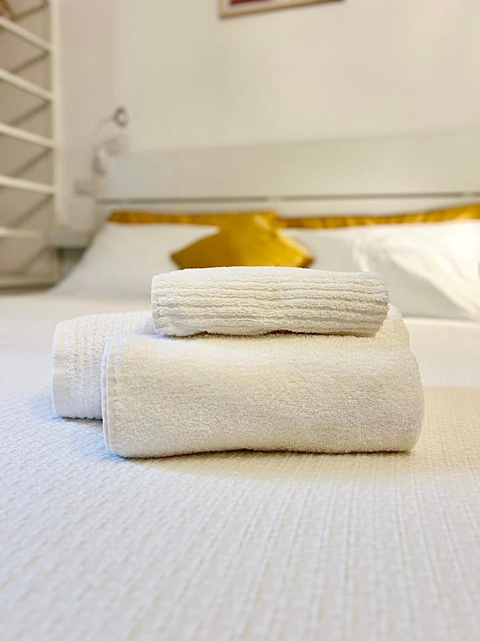Bed, towels