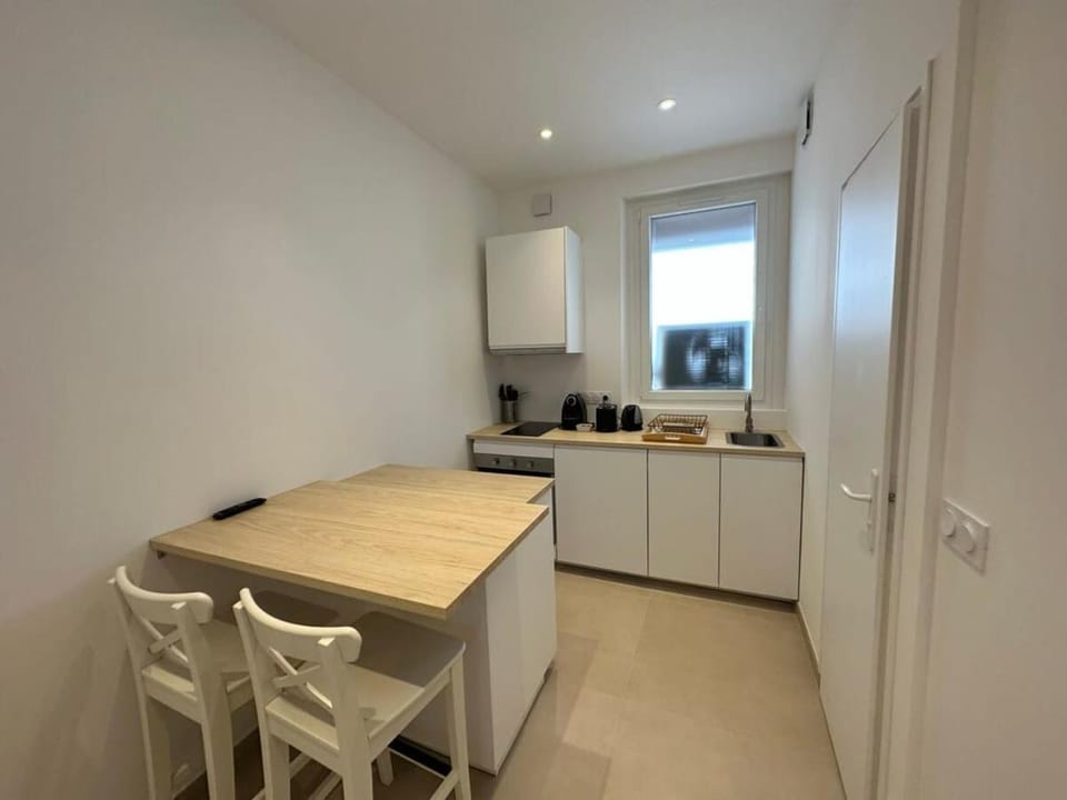 Kitchen or kitchenette, Dining area, stove
