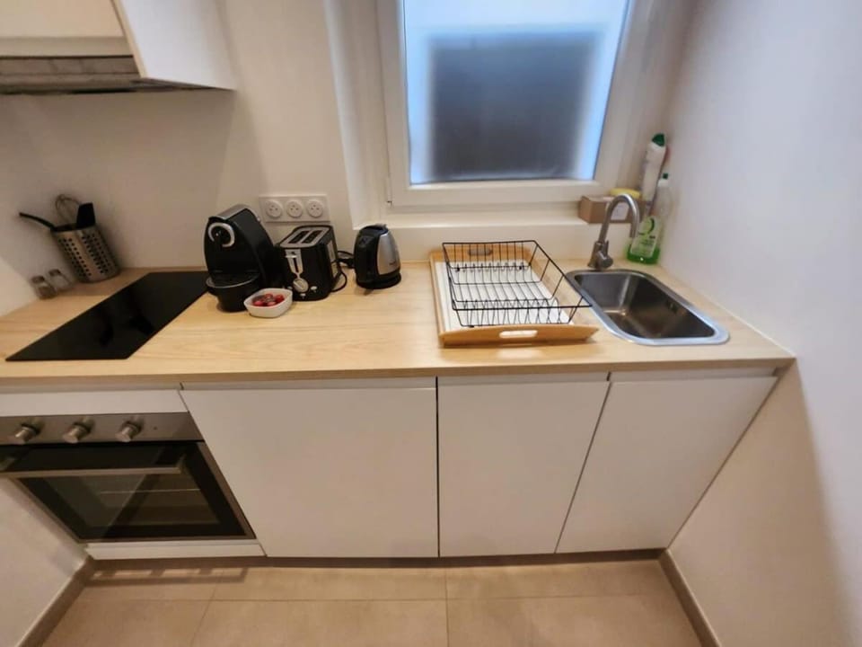Coffee/tea facilities, Kitchen or kitchenette, stove, toaster
