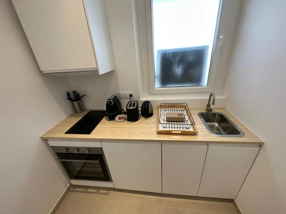 Coffee/tea facilities, Kitchen or kitchenette, stove, toaster