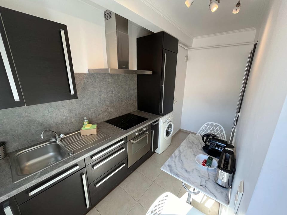 C067-Beau Studio a 100 m des plages et proche Palais Apartment in Cannes
