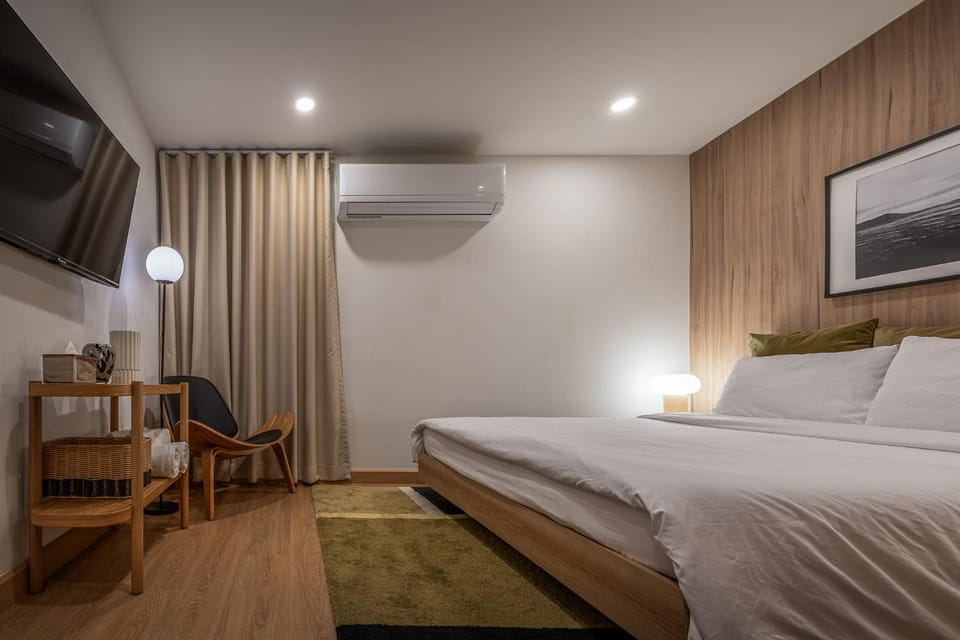 Bed, TV and multimedia, Living room, Photo of the whole room, Seating area, Bedroom, hair dresser, towels, air conditioner
