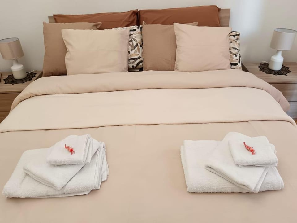 Bed, Bedroom, towels