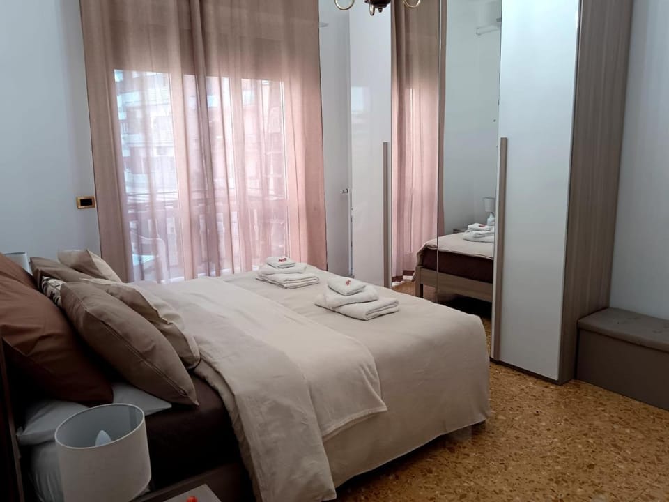 Balcony/Terrace, wardrobe, air conditioner