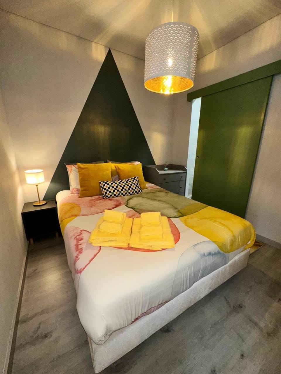 Bed, Photo of the whole room, Bedroom, towels