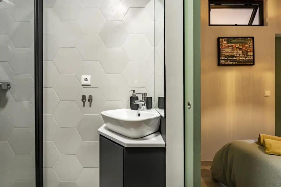 Shower, Bed, Bathroom, towels
