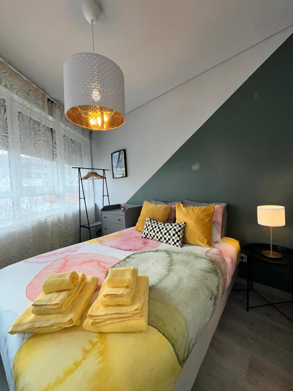 Bed, Bedroom, towels