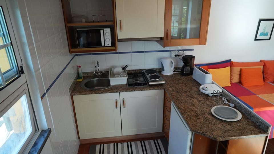 Coffee/tea facilities, Kitchen or kitchenette, Dining area, stove, toaster