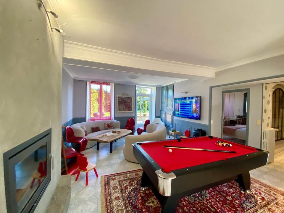 Communal lounge/ TV room, Billiard, Game Room, TV and multimedia, Living room, Seating area, Evening entertainment