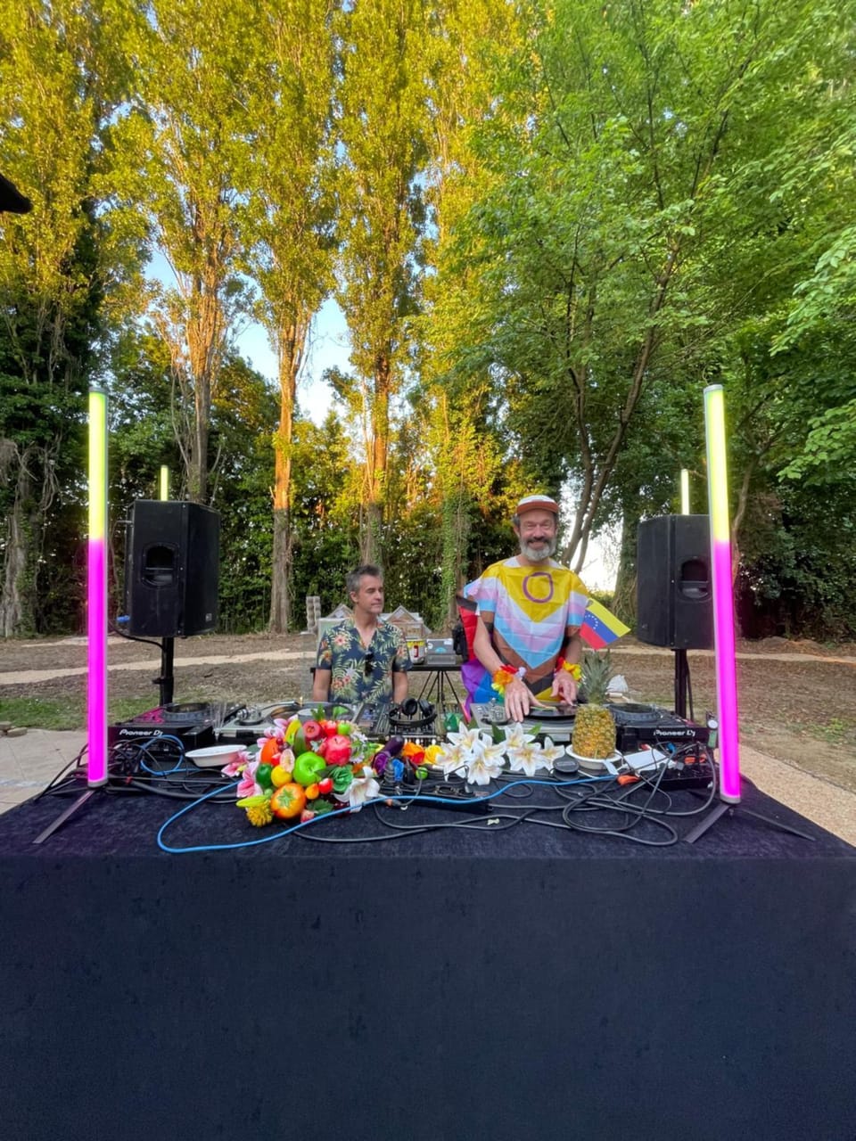 Day, People, Garden, Food and drinks, Food, Guests, Garden view, group of guests