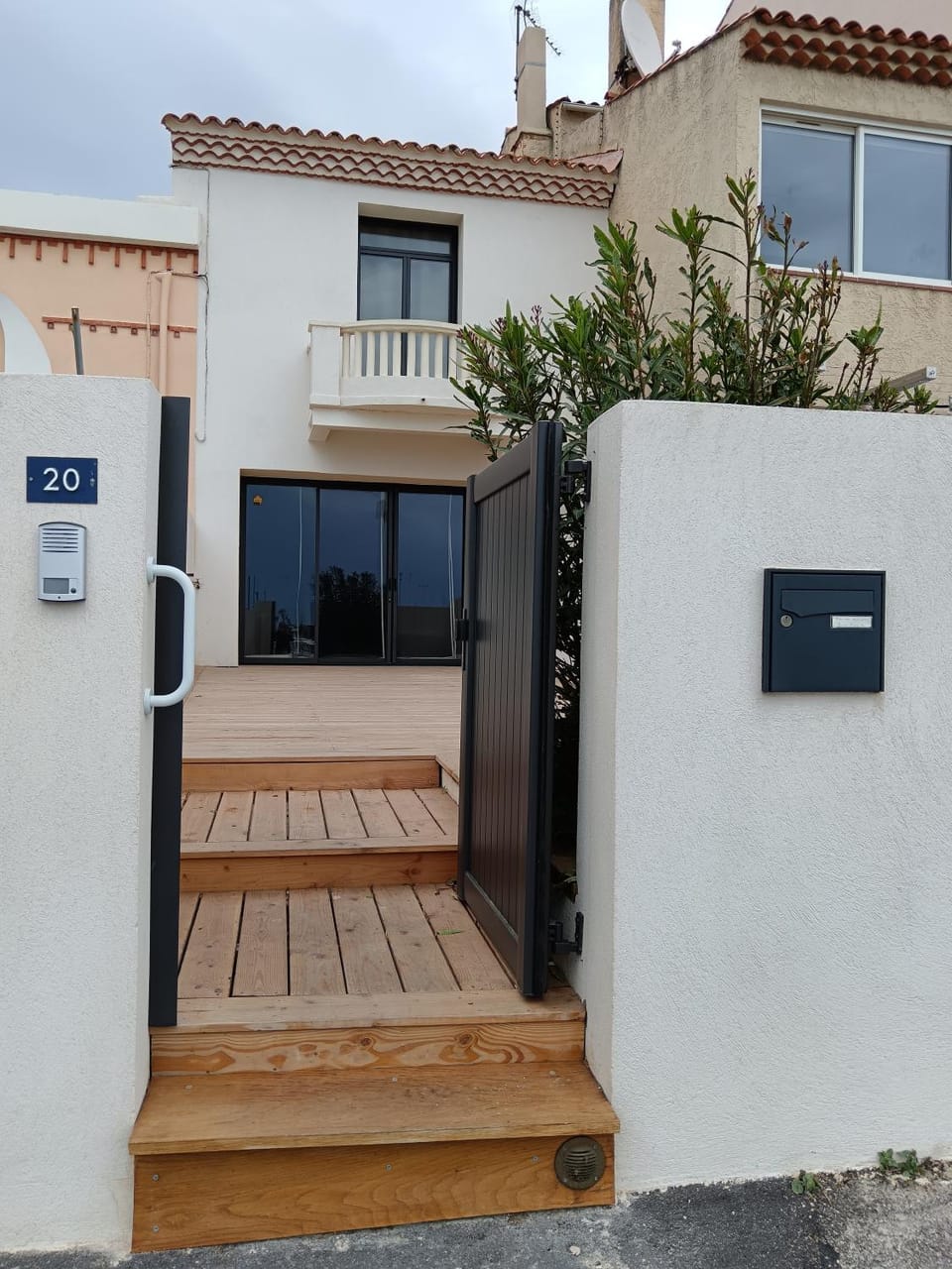 Facade/entrance, Balcony/Terrace