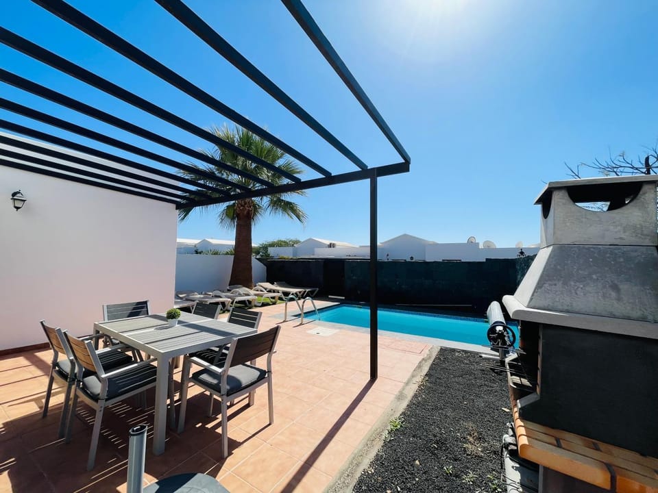Property building, Balcony/Terrace, Living room, Swimming pool