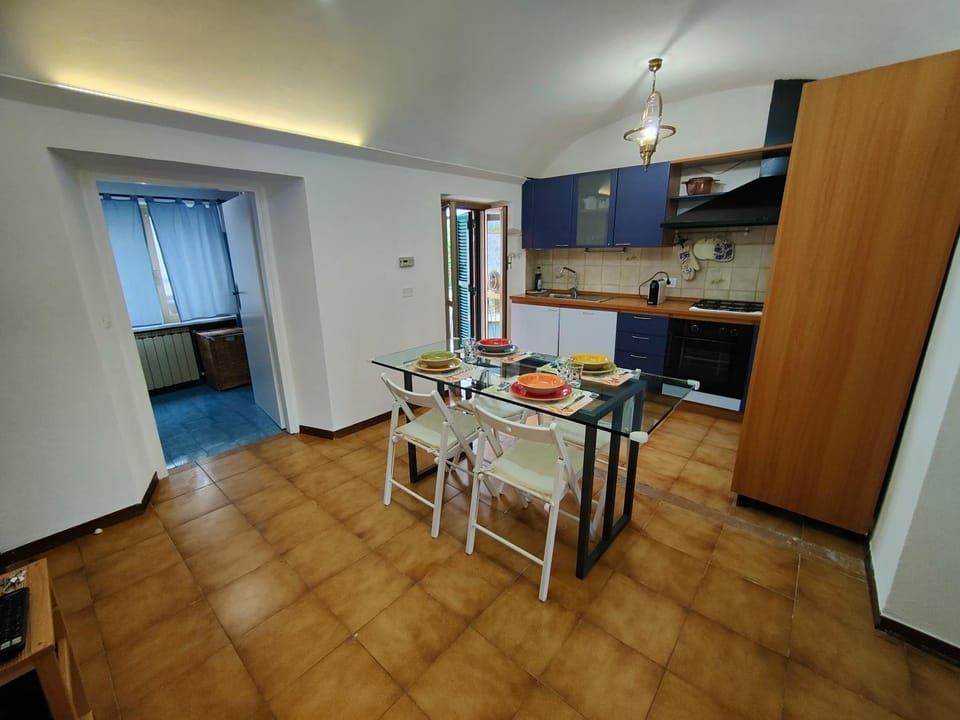Kitchen or kitchenette, Dining area, dishwasher, minibar, pet friendly