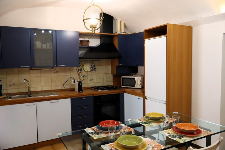 Kitchen or kitchenette, Dining area, minibar