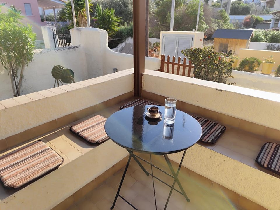 Neighbourhood, Balcony/Terrace