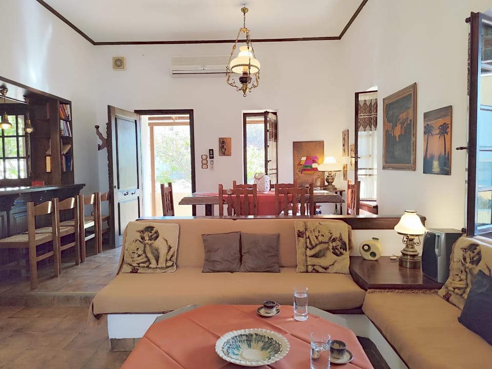 Living room, Seating area, Dining area