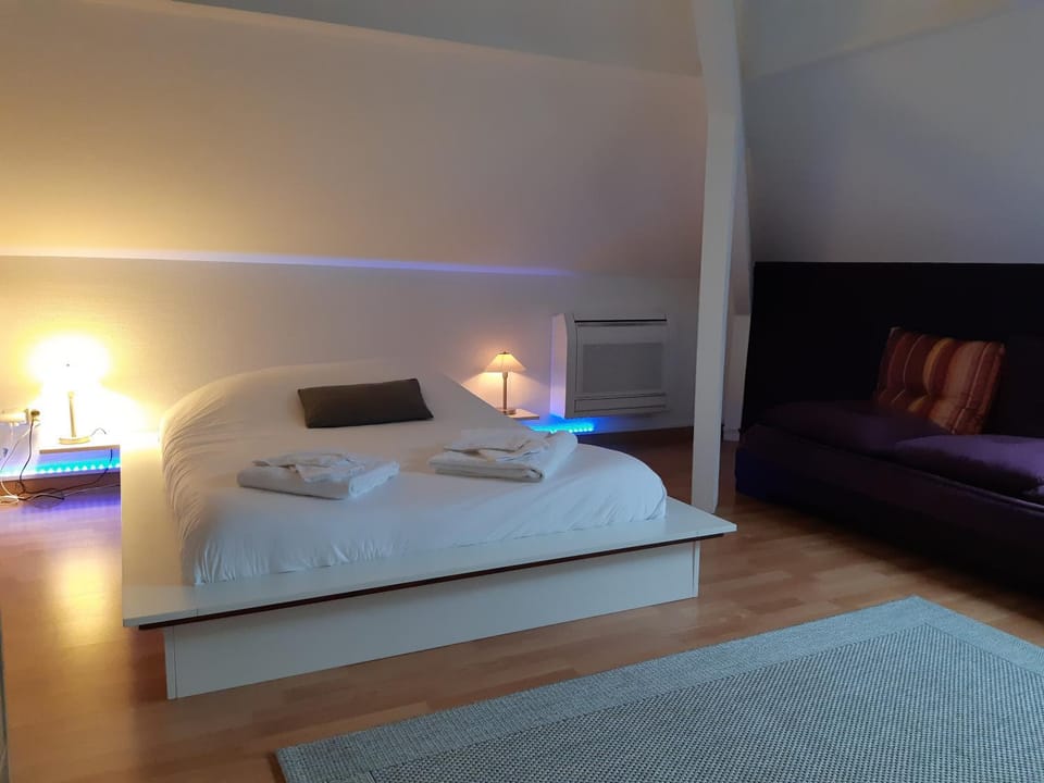 Patio, Communal lounge/ TV room, Bed, Activities, Photo of the whole room, Communal kitchen