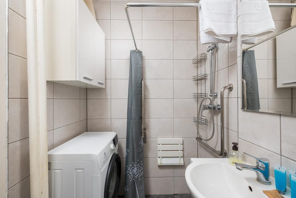 Shower, Toilet, Bathroom, towels, washing machine