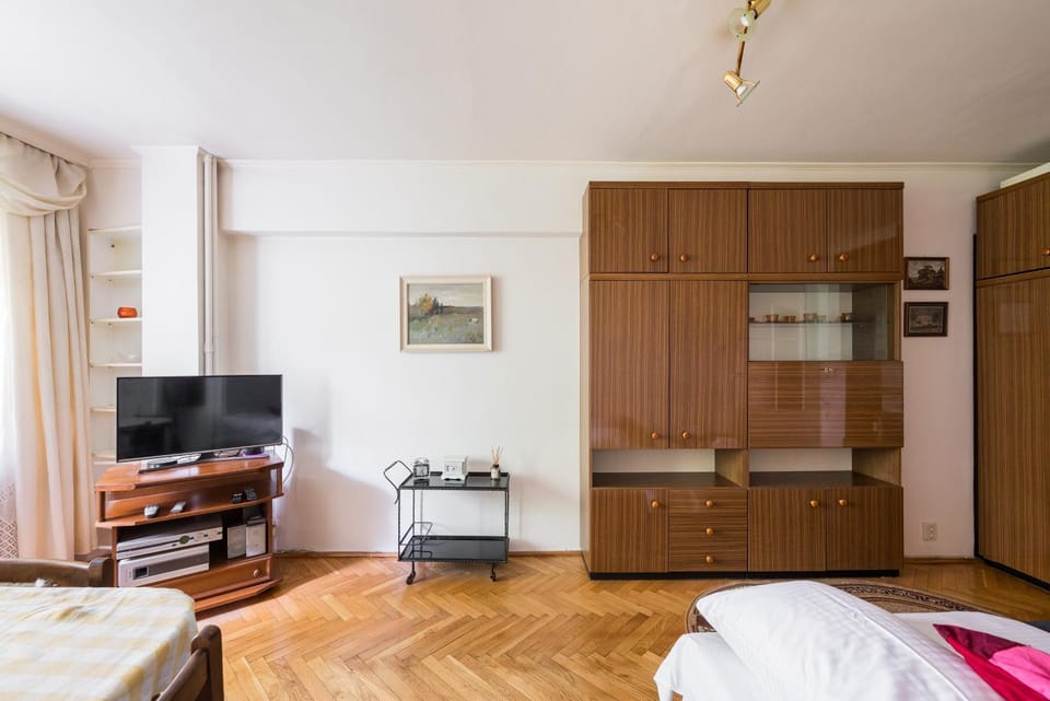 Communal lounge/ TV room, Bed, TV and multimedia, Photo of the whole room, Evening entertainment, Bedroom, hair dresser, wardrobe
