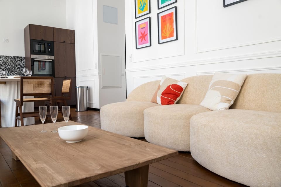TV and multimedia, Kitchen or kitchenette, Living room, Seating area