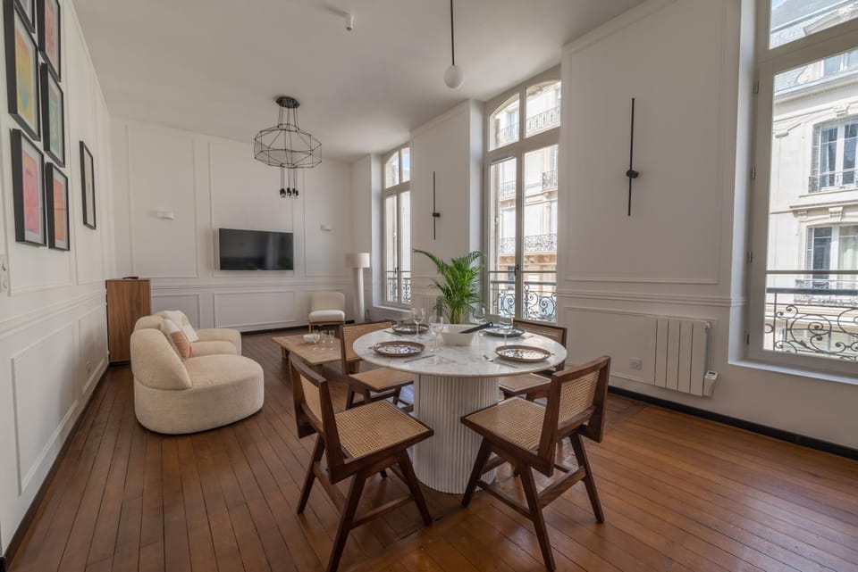 Communal lounge/ TV room, TV and multimedia, Living room, Seating area, Dining area, Evening entertainment