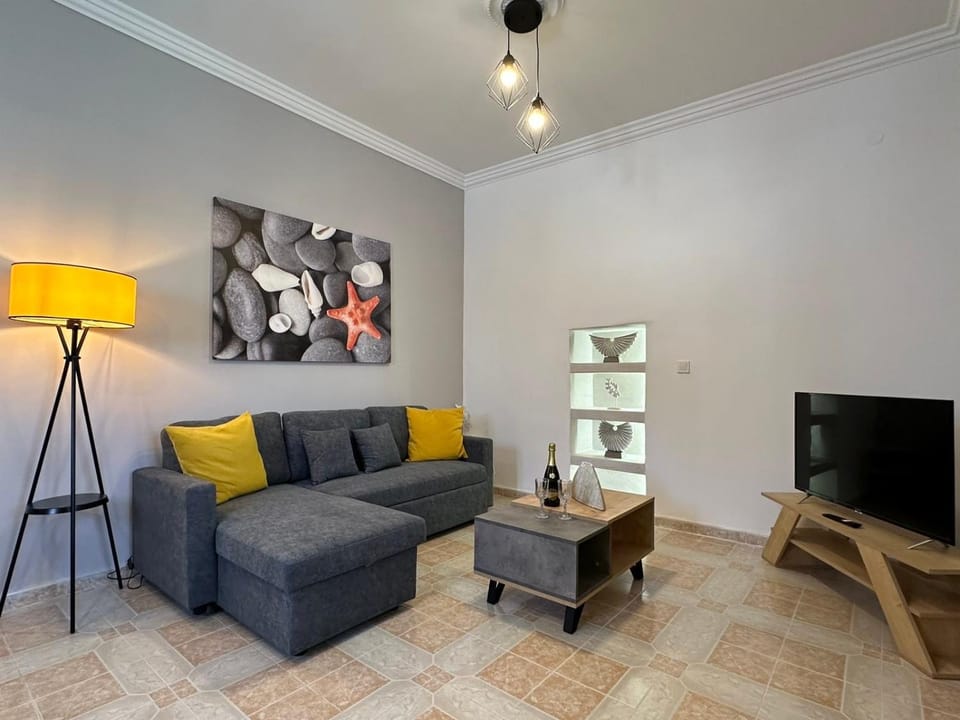 Communal lounge/ TV room, TV and multimedia, Living room, Seating area, Evening entertainment