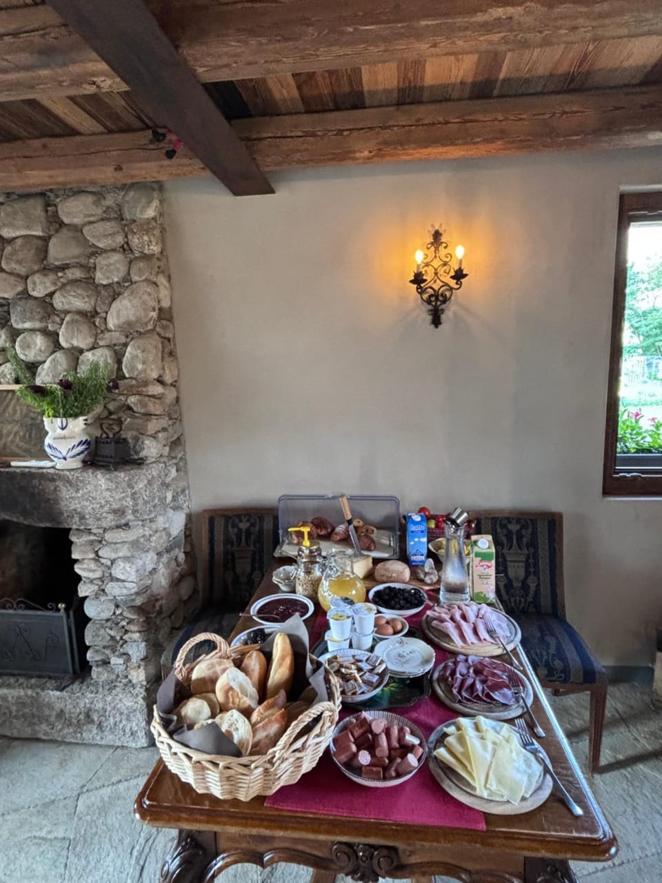 Food and drinks, Dining area, Food, Breakfast, Continental breakfast