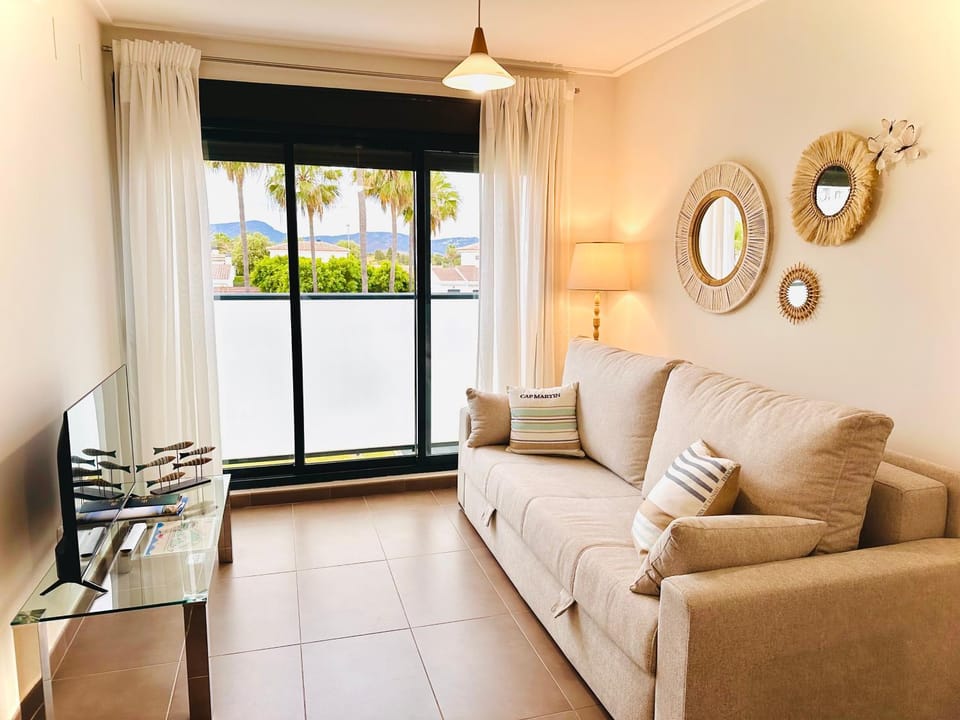 TV and multimedia, Living room, Garden view