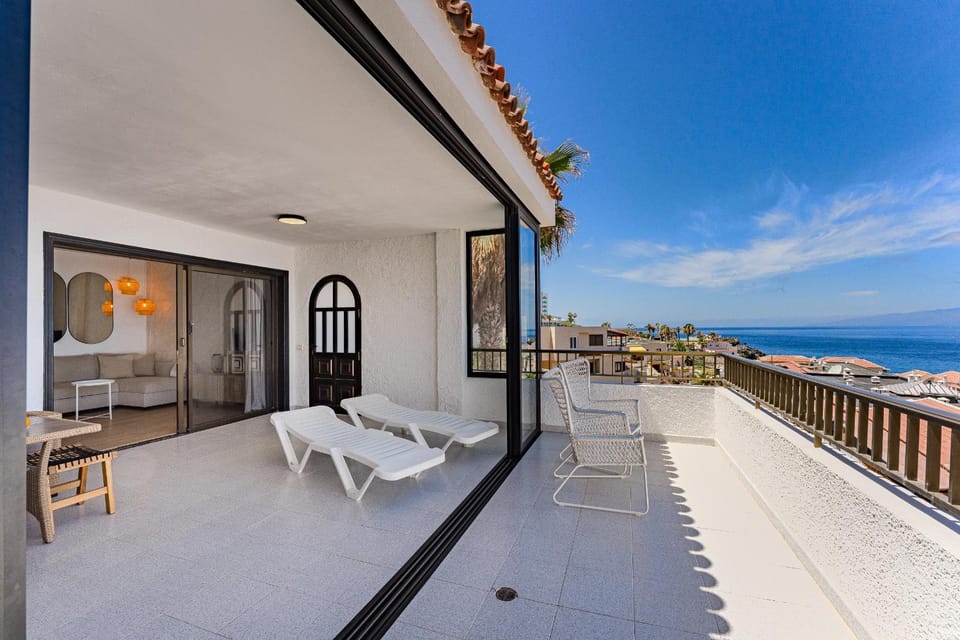Day, Natural landscape, View (from property/room), Balcony/Terrace, Seating area, Sea view, sunbed