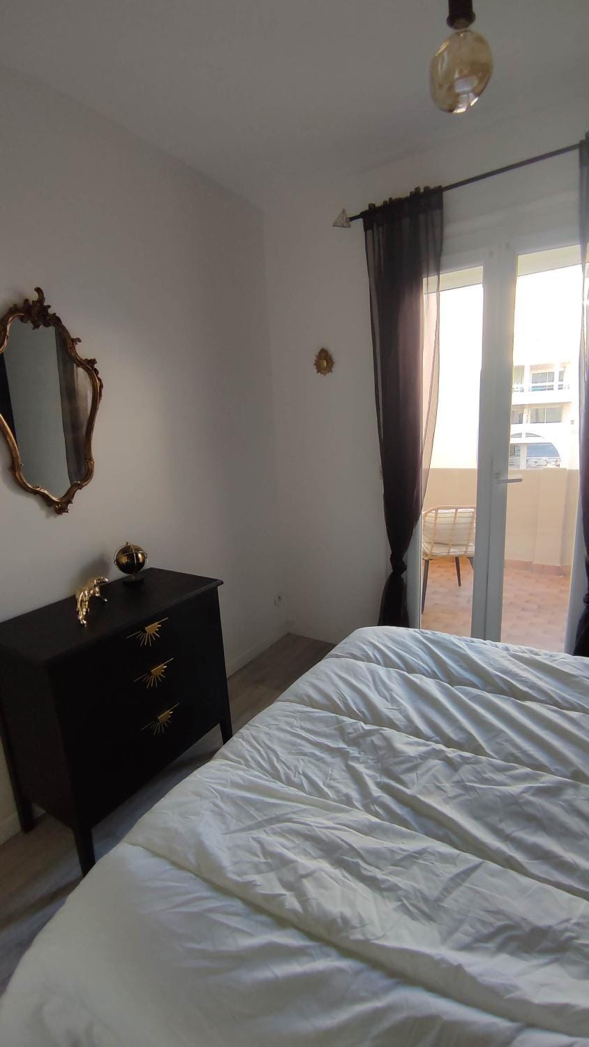 Photo of the whole room, Bedroom