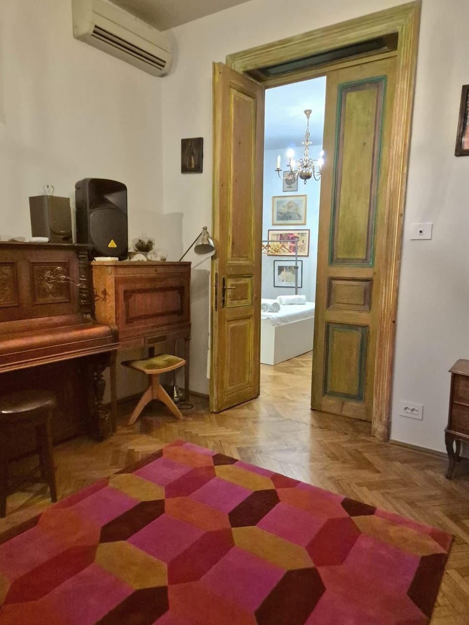 Bed, Living room, Photo of the whole room