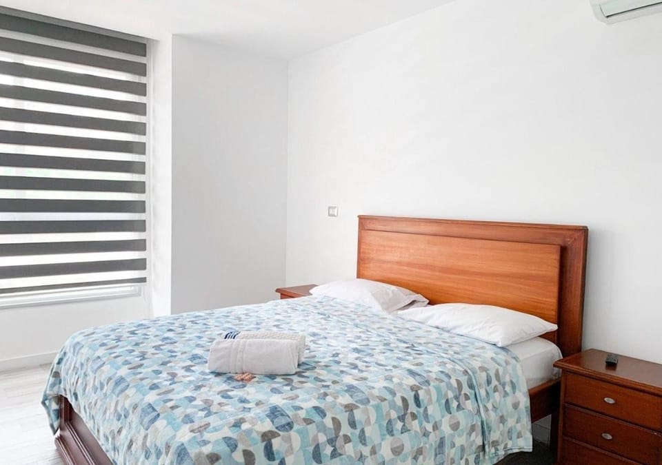 Bed, TV and multimedia, Photo of the whole room, Bedroom, Pool view, towels, air conditioner
