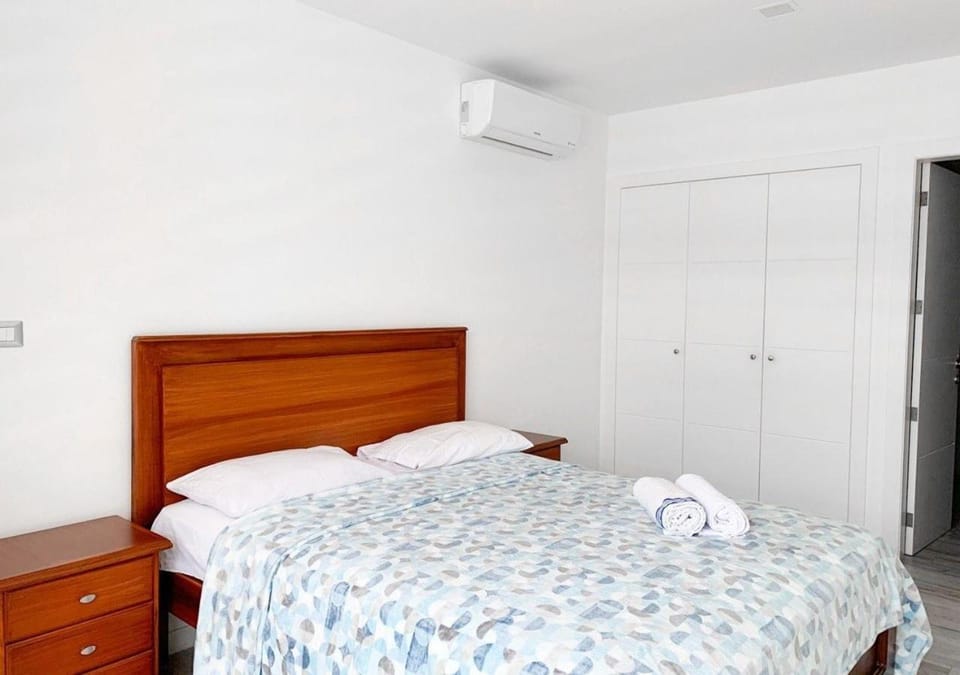 Bed, TV and multimedia, Photo of the whole room, Bedroom, Pool view, towels, wardrobe, air conditioner