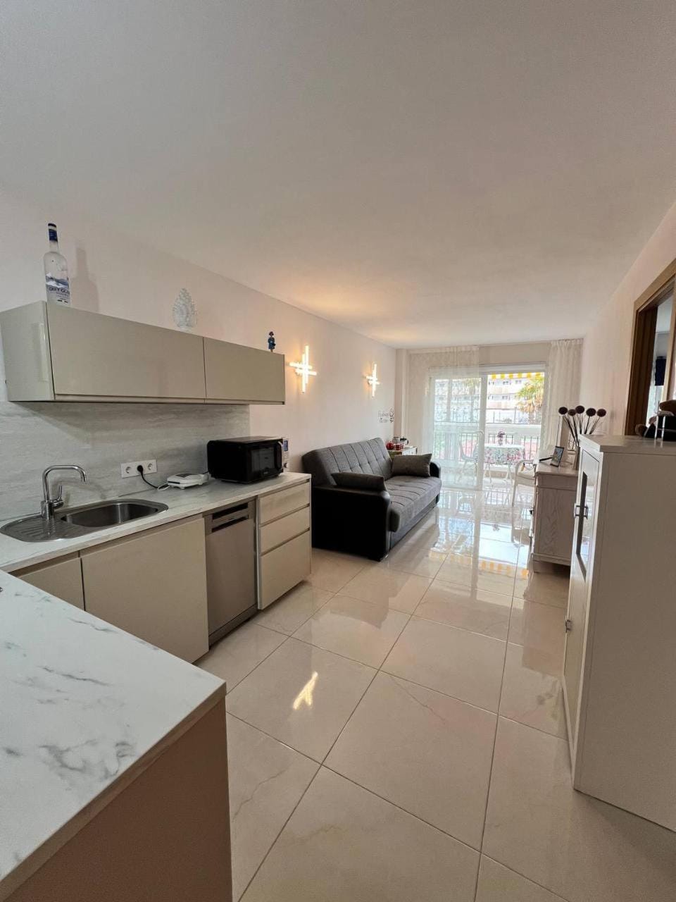 Dining area, dishwasher, oven