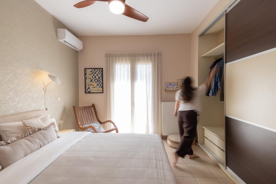 Photo of the whole room, Bedroom, wardrobe, air conditioner