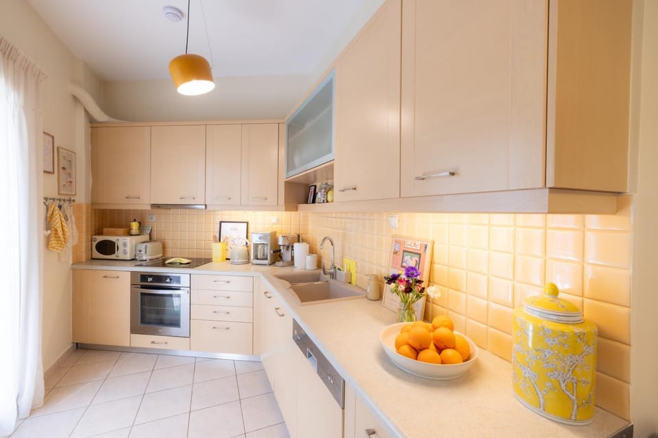 Coffee/tea facilities, Kitchen or kitchenette, dishwasher, oven, stove