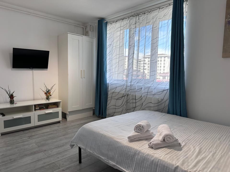 Bed, TV and multimedia, Bedroom, towels
