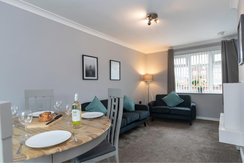 Living room, Food and drinks, Seating area, Dining area