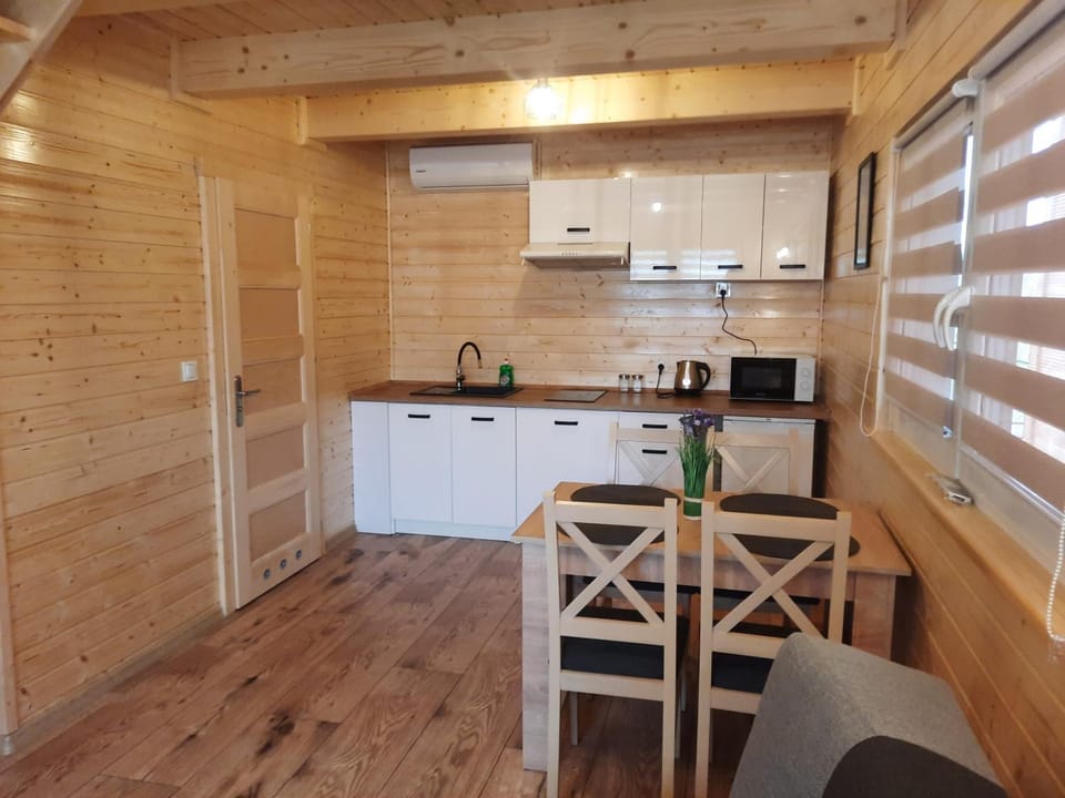 Kitchen or kitchenette, Dining area, minibar, stove