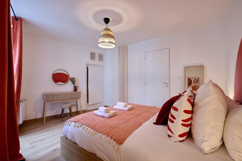 Bed, Photo of the whole room, Bedroom, towels